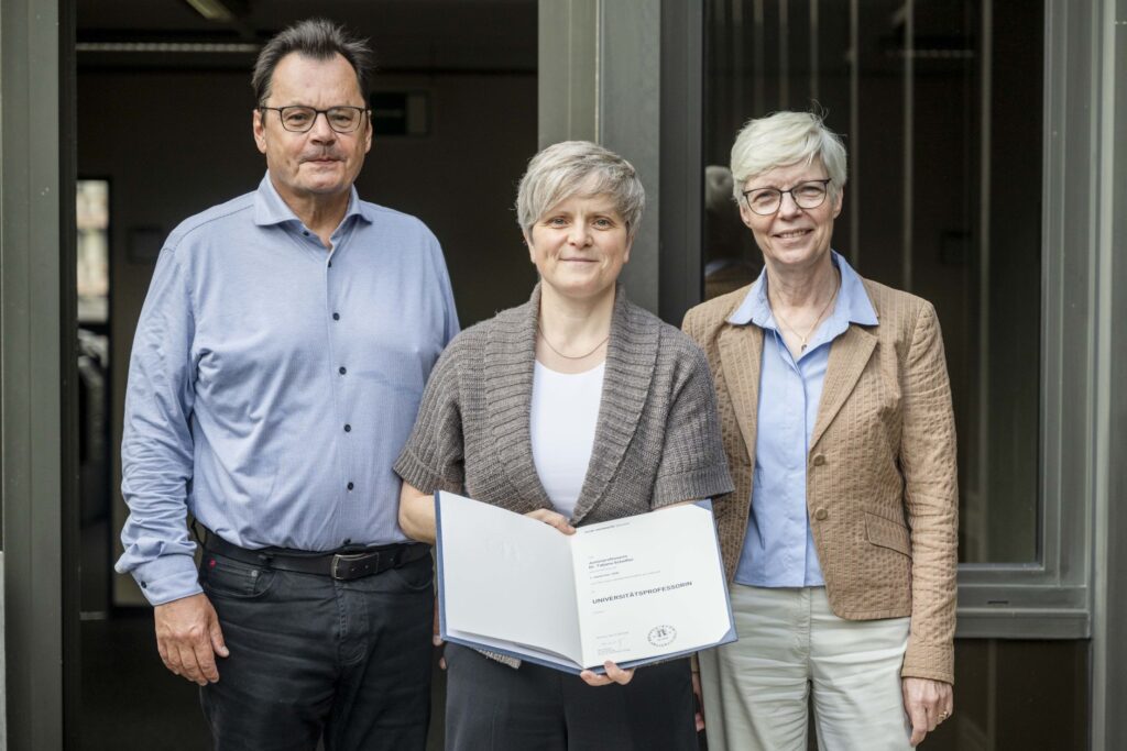 Jun.-Prof. Dr. Tatjana Scheffler wurde zum 1. September 2026 zur Universitätsprofessorin für Digitale forensische Linguistik ernannt. Die Ernennungsurkunde wurde von Prorektorin Prof. Dr. Kornelia Freitag im Beisein von Dekan Prof. Dr. Christoph Garstka überreicht.